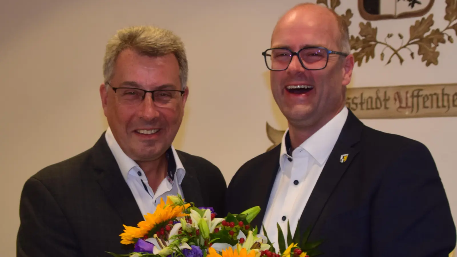 Bürgermeister Thomas Schmitt (rechts) beglückwünschte seinen Vorgänger Wolfgang Lampe zum Altbürgermeister-Ehrentitel. (Foto: Gerhard Krämer.)