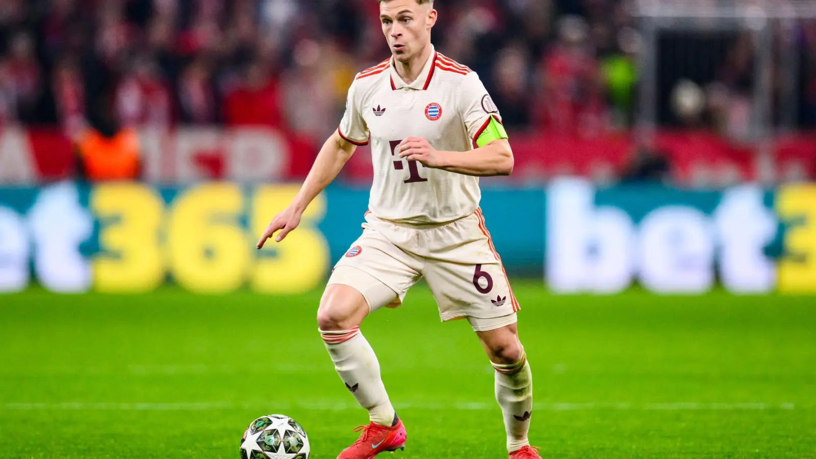 Weiter im Bayern-Trikot: Joshua Kimmich. (Foto: Tom Weller/dpa)