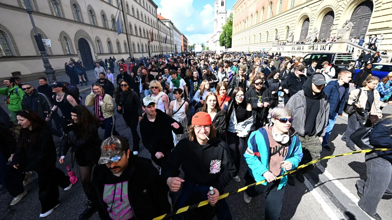 Eine fünfstellige Zahl von Menschen demonstriert bei der Münchner „Krachparade“ gegen die hohen Mieten und für eine lebendige Kulturszene - inklusive lauter Feiern. (Foto: Felix Hörhager/dpa)
