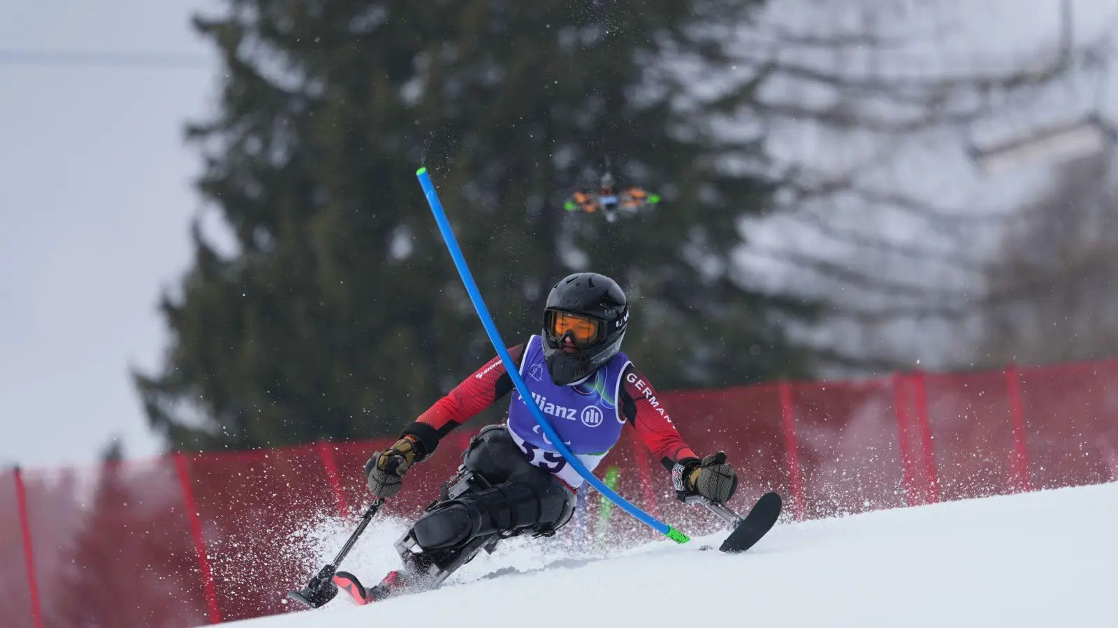 Dynamisch im Stangenwald: Anna-Lena Forster. (Foto: Evgeniy Maloletka/AP/dpa)