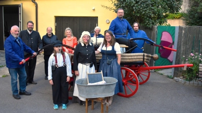 Bei der Probe für die fünfte und letzte Episode „Das obere Tor brennt” der nunmehr elften Auflage des Herrieder Prozessionstheaters: Die Darstellerinnen und Darsteller zusammen mit den Autoren Norbert Kresta (hinten, 3. von links) und Roswitha Kresta (hinten, 5. von links) sowie Regisseurin Andrea Hahn (hinten, 4. von links). (Foto: Werner Wenk)