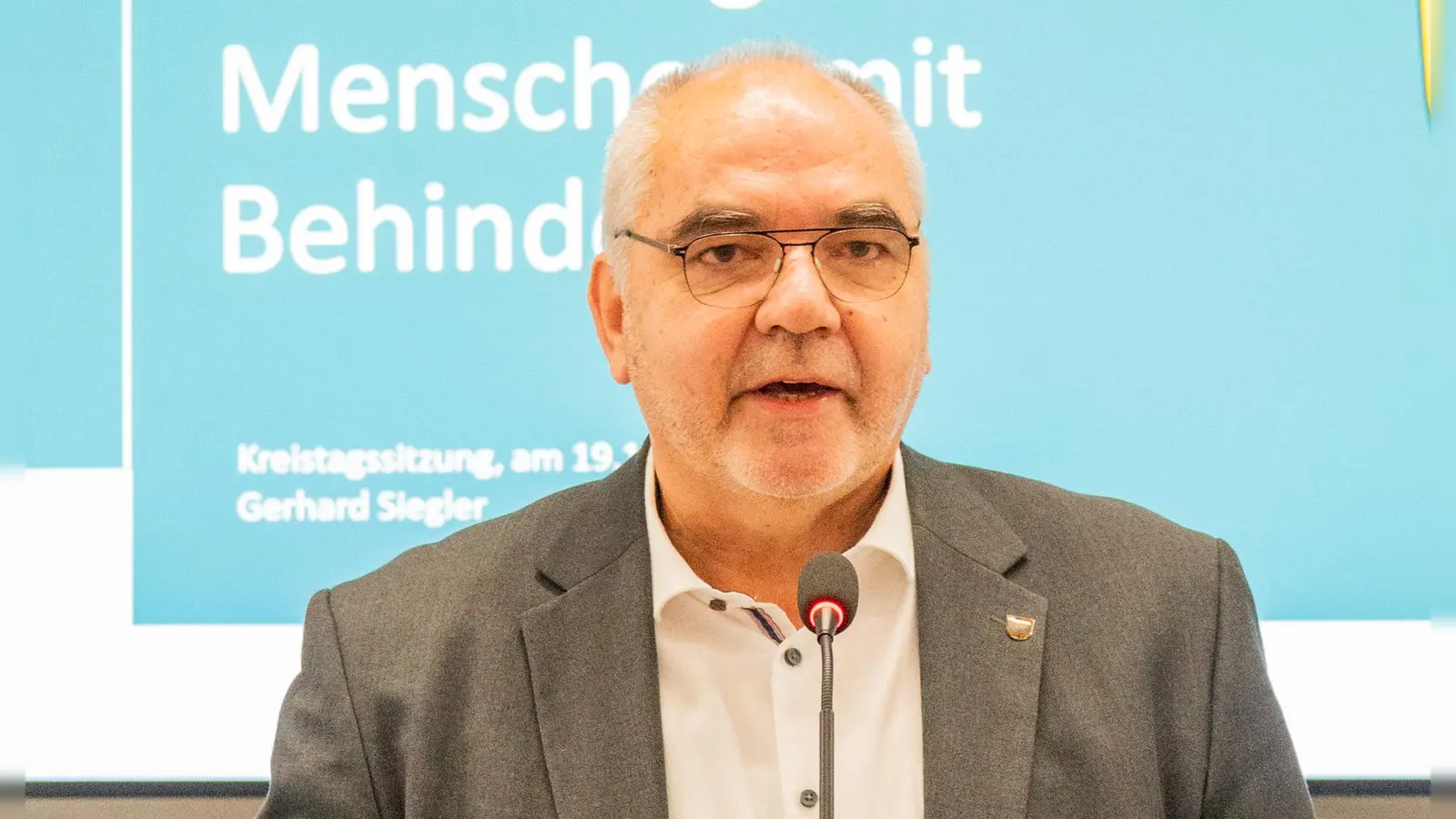 Der Behindertenbeauftragte des Landkreises Ansbach Gerhard Siegler berichtete im Kreistag aus seiner Arbeit. (Foto: Irmeli Pohl)