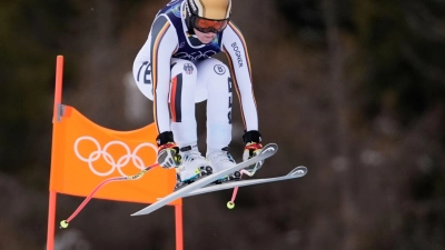 Emma Aicher rast bei der Olympia-Abfahrt zu Silber. (Foto: Robert F. Bukaty/AP/dpa)