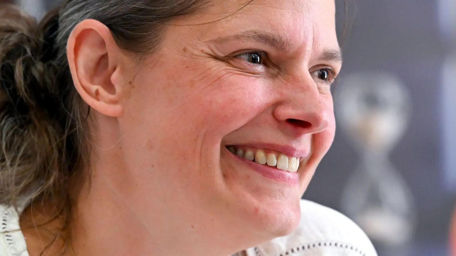 Agnes Becker wirbt für das Volksbegehren zur Amtszeitbegrenzung. (Foto: Sven Hoppe/dpa)