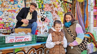 Losbuden-Betreiber Alexander Jöst mag die Herbstmesse, weil es hier geselliger zugeht als bei großen Volksfesten. Die zwölfjährige Lilly und ihre Mama Jenny Claus sind aus München hierher gekommen. (F.: Jürgen Binder)