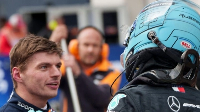 Weltmeister Max Verstappen (l) gratuliert Mercedes-Pilot George Russell zur Pole Position. (Foto: Paul Chiasson/The Canadian Press via AP/dpa)