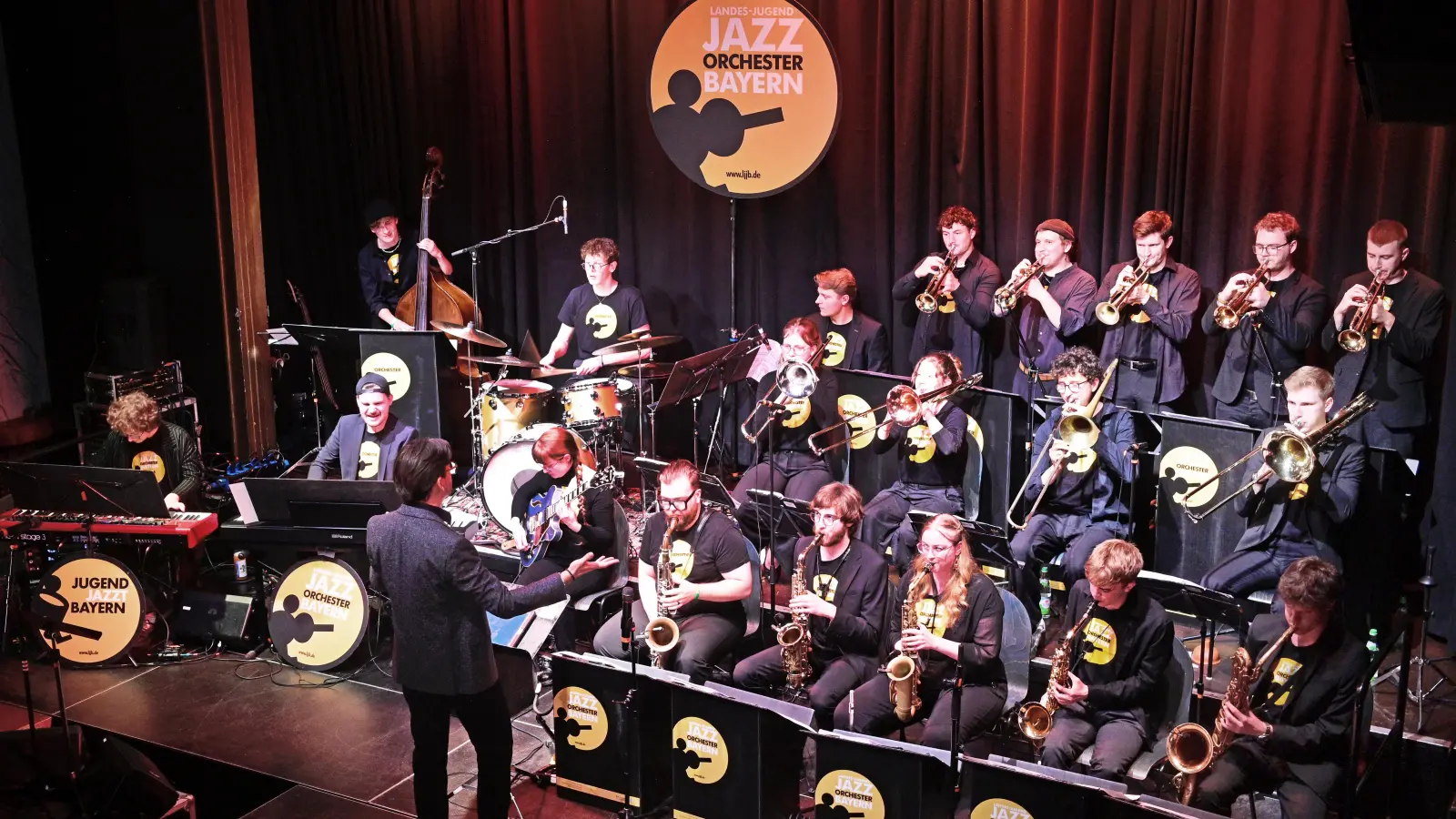 Riss sein Publikum hin: das Landes-Jugendjazzorchester Bayern (LJJB) beim Eröffnungskonzert von Jazzarise in den Ansbacher Kammerspielen. (Foto: Jim Albright)