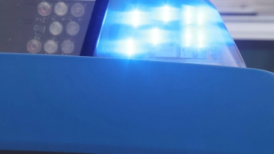 In einem Supermarkt in Schwaben wurde nach Polizeiangaben ein Geldautomat gesprengt. Die Verdächtigen flüchteten. (Symbolbild) (Foto: Bodo Schackow/dpa)