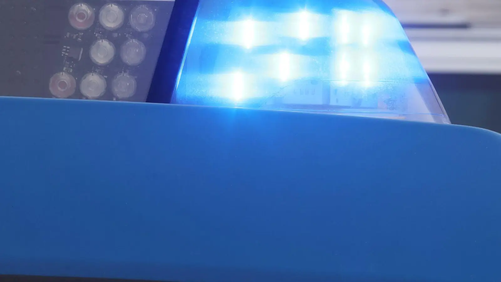 In einem Supermarkt in Schwaben wurde nach Polizeiangaben ein Geldautomat gesprengt. Die Verdächtigen flüchteten. (Symbolbild) (Foto: Bodo Schackow/dpa)