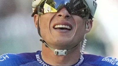 Jasper Philipsen hat die 17. Etappe der Tour de France gewonnen.  (Foto: Thibault Camus/AP/dpa)