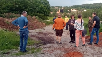 Ein idyllischer Blick auf Bruckberg bot sich dem Gemeinderat bei einem Vor-Ort-Termin. Dabei schauten sich die Gremiumsmitglieder gemeindeeigene Flächen an. (Foto: Diane Mayer)