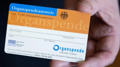 Ein Organspendeausweis kann helfen, den eigenen Willen festzuhalten und im Ernstfall bekannt zu machen. (Foto: Hendrik Schmidt/dpa/dpa-tmn)