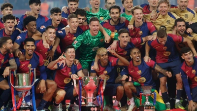 Die Mannschaft des FC Barcelona feiern den Gewinn der La Liga in Spanien. (Foto: Joan Monfort/AP/dpa)