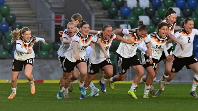 Spontaner Jubel nach dem letzten Elfmeter: Dana Keßler (ganz links) freut sich mit.  (Foto: UEFA/Charles McQuillan)