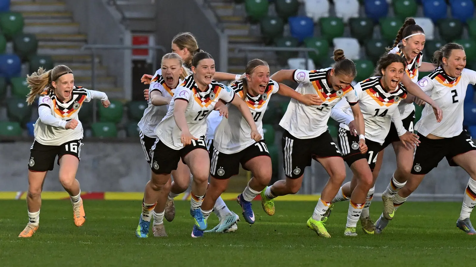 Spontaner Jubel nach dem letzten Elfmeter: Dana Keßler (ganz links) freut sich mit.  (Foto: UEFA/Charles McQuillan)