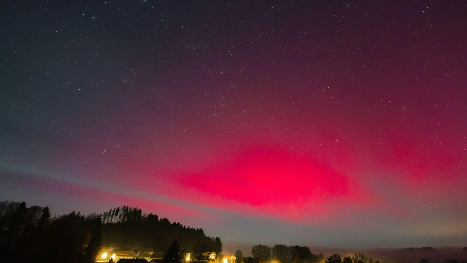 Polarlichter waren heuer schon mehrmals in Bayern zu sehen. (Foto: -/onw-images/dpa)