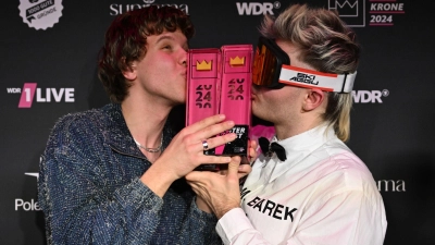 Räumten schon 2024 ab und können wieder auf eine Krone hoffen: die Musiker Zartmann und Ski Aggu.  (Foto: David Inderlied/dpa)