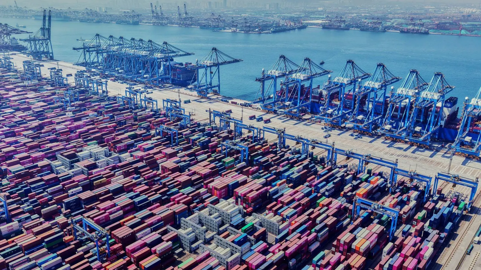 Die Exporte blieben im ersten Halbjahr eine Stütze für die chinesische Wirtschaft. Doch der heimische Konsum springt nicht an. (Archivbild) (Foto: Uncredited/CHINATOPIX/AP/dpa)