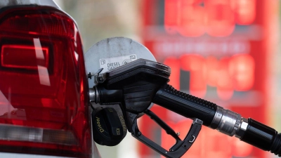 Tanken dürfte in den nächsten Tagen noch teurer werden. (Symbolbild) (Foto: Sebastian Kahnert/dpa)