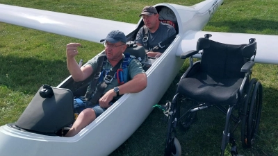 Thomas Maier (vorn) und Gerd Schuster vor dem Start. Bevor es losging, wurde noch die Cockpit-Haube montiert. (Foto: Günter Pomp)