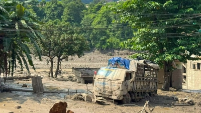 Eine dicke Schicht aus Schlamm liegt über der Region. (Foto: Niranjan Shrestha/AP/dpa)