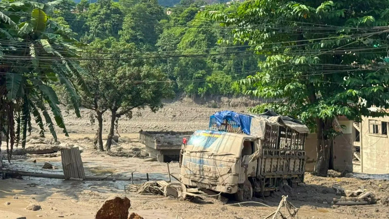 Eine dicke Schicht aus Schlamm liegt über der Region. (Foto: Niranjan Shrestha/AP/dpa)