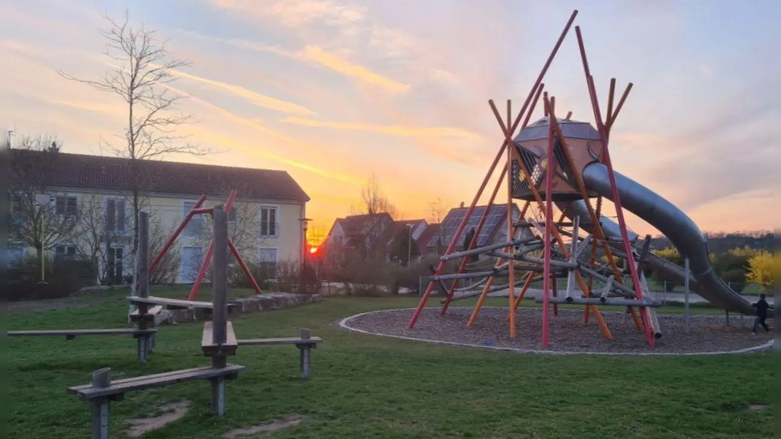 Am Breslauer Ring in Bad Windsheim sticht sofort das große Klettergerüst mit zwei Rutschen ins Auge. (Foto: Anna Franck)