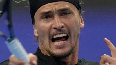 Alexander Zverev schafft es mit einiger Mühe in die nächste Runde von Shanghai. (Foto: Mahesh Kumar A./AP/dpa)