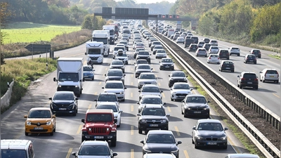 Herbstferien in elf Bundesländern: Am Freitag und Samstag erwartet der ADAC die größte Staugefahr. (Archivbild) (Foto: Roberto Pfeil/dpa)