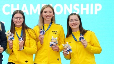 Das Bronze-Trio mit dem Kleinkaliber-Gewehr: Xenia Mund, Finnja Rentmeister und Alyssa Ott (von links). (Foto: FISU)