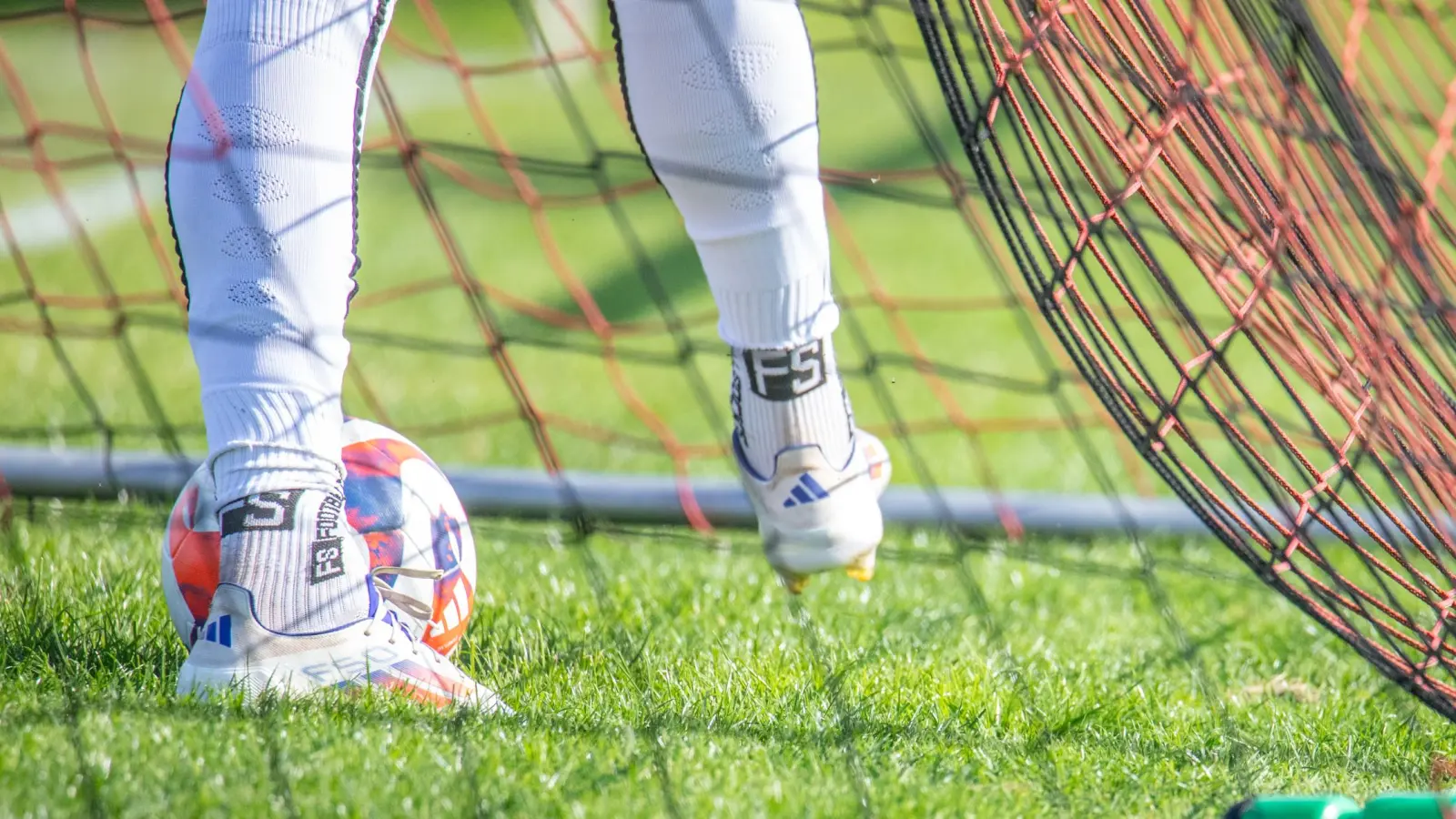 Wenn Beine sprechen könnten, würden sie in diesem Fall lamentieren: „Mist, wir haben uns ein Gegentor eingefangen”. Soeben zappelte der Ball zum 2:0 für den SC Aufkirchen (Torschütze Jannis Jüttner) im Netz. Der SCA gewann das Bezirksligaderby gegen den FC/DJK Burgoberbach mit 2:1. (Foto: Markus Zahn)