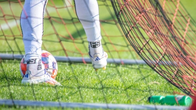 Wenn Beine sprechen könnten, würden sie in diesem Fall lamentieren: „Mist, wir haben uns ein Gegentor eingefangen”. Soeben zappelte der Ball zum 2:0 für den SC Aufkirchen (Torschütze Jannis Jüttner) im Netz. Der SCA gewann das Bezirksligaderby gegen den FC/DJK Burgoberbach mit 2:1. (Foto: Markus Zahn)