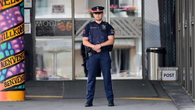 Die Polizei war auch am Tag nach der Tat an der Schule präsent. (Foto: Darko Bandic/AP/dpa)