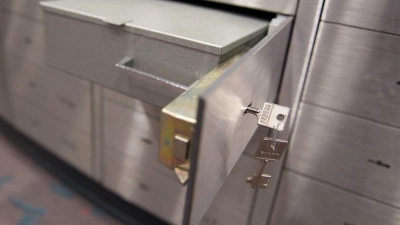 Erneut wurden in einer Bankfiliale Schließfächer aufgebrochen, diesmal in Stuhr bei Bremen. (Symbolbild)  (Foto: Daniel Reinhardt/dpa/dpa-tmn)