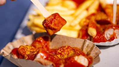 Die Currywurst wird in Kantinen immer unbeliebter. (Archivbild) (Foto: Fabian Sommer/dpa)