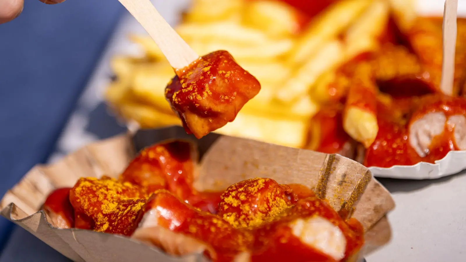 Die Currywurst wird in Kantinen immer unbeliebter. (Archivbild) (Foto: Fabian Sommer/dpa)