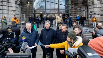 Der Nürnberger Hauptbahnhof gilt als Kriminalitätsschwerpunkt. Ministerpräsident Markus Söder (CSU) kündigte eine verstärkte Polizeipräsenz an. (Foto: Daniel Karmann/dpa)