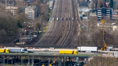 Die Bahngleise unter dem Autobahnkreuz Kaiserberg werden vom 9. Januar bis 6. Februar erneut für vier Wochen gesperrt. (Archivbild) (Foto: Christoph Reichwein/dpa)