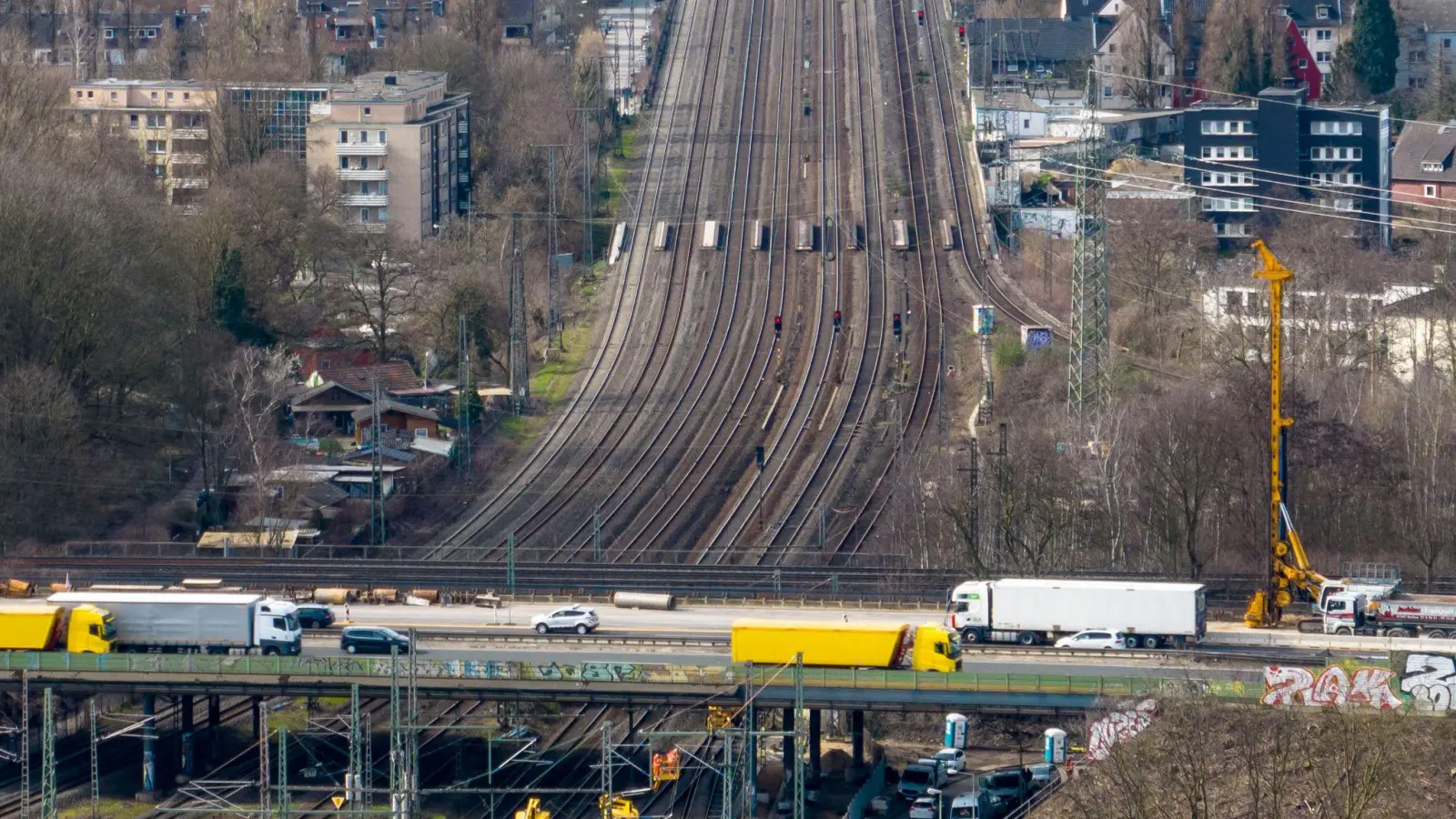 Die Bahngleise unter dem Autobahnkreuz Kaiserberg werden vom 9. Januar bis 6. Februar erneut für vier Wochen gesperrt. (Archivbild) (Foto: Christoph Reichwein/dpa)