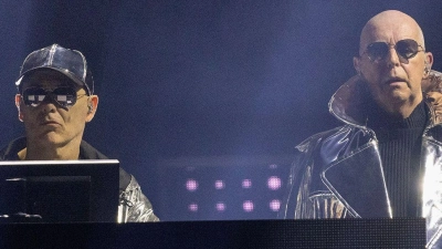 Neil Tennant (rechts) und Chris Lowe von den Pet Shop Boys bei einem Konzert 2023 in London. (Archivbild) (Foto: Suzan Moore/PA Wire/dpa)