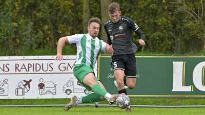 Mit Wucht in den Frühling: Der FV Uffenheim (links Tobias Kreischer) empfängt am 22. Spieltag den FC Ezelsdorf, die SG Herrieden (rechts Fabian Schock) fährt zum TSV Greding. (Foto: Martin Rügner)