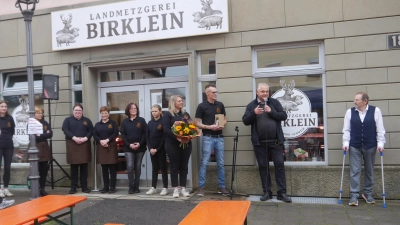 Bei der Eröffnung der Metzgerei Birklein (von links): Mitarbeiter der Metzgerei, Inhaber Christine (mit Blumen) und Marcel Birklein, Bürgermeister Claus Seifert und ganz rechts stellvertretender Landrat Hans Herold (Foto: Martina Hinkelmann)