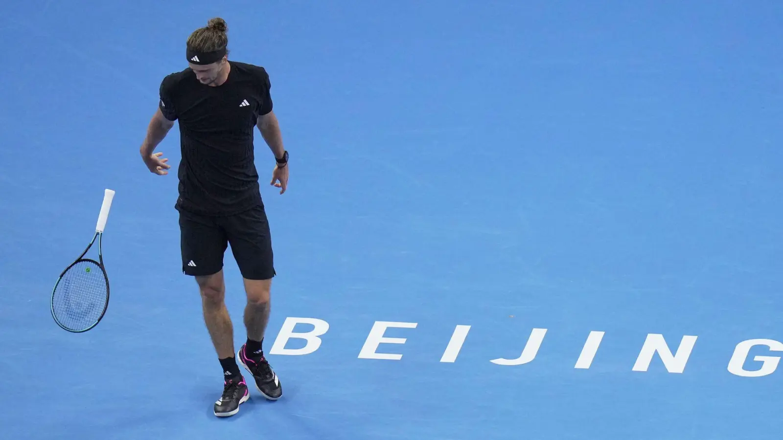 Alexander Zverev ließ seinen Frust am Schläger aus. (Foto: Andy Wong/AP/dpa)