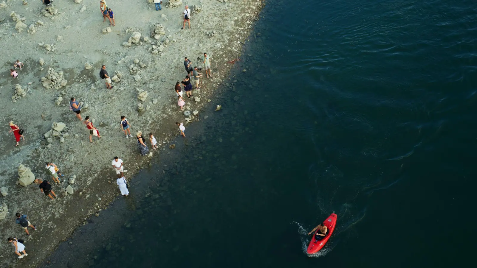 Das Niedrigwasser der Donau legt Inseln frei.  (Foto: Bela Szandelszky/AP/dpa)