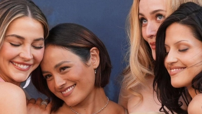 Madelyn Cline (l-r), Chase Sui Wonders, Sarah Pidgeon und Gabbriette Bechtel sind im Remake von „Ich weiß, was du letzten Sommer getan hast“ dabei.  (Foto: Chris Pizzello/Invision/AP/dpa)