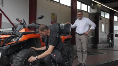 Prüfingenieur Peter Vogel kontrolliert ein Quad auf seine Verkehrssicherheit. Eines von rund 40.000 Fahrzeugen, die im Jahr von Haag überprüft werden. Firmenchef Thomas Santin freut sich über sein Team. (Foto: Robert Maurer)