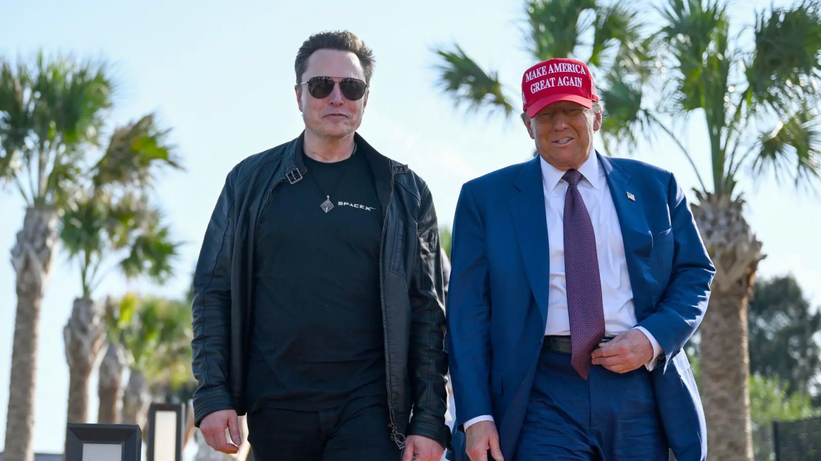 X-Inhaber und Tesla-Chef Elon Musk hat sich immer näher an den designierten US-Präsidenten Donald Trump herangearbeitet und ist inzwischen enger Berater Trumps. (Archivbild) (Foto: Brandon Bell/Pool Getty Images North America/AP/dpa)