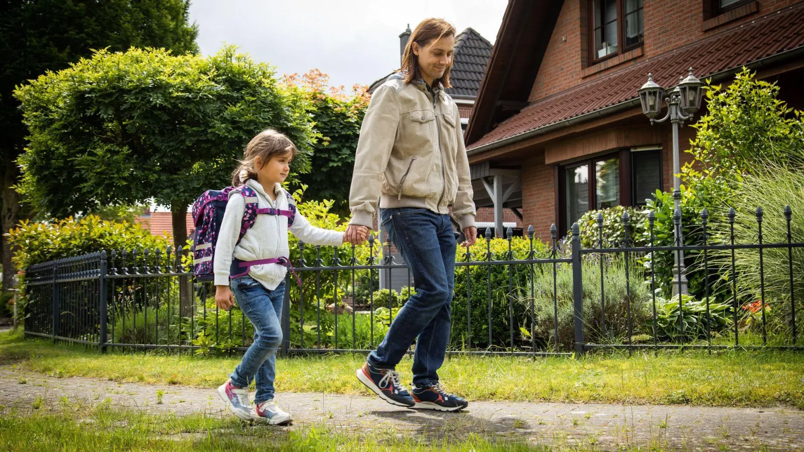 Neuer Ranzen, neue Wege: Da ist es wichtig, dass Eltern ihre Kinder auch im übertragenen Sinne vorm Schulstart an die Hand nehmen. (Foto: Christin Klose/dpa-tmn)