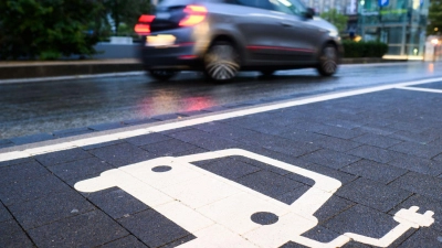 Nicht nur E-Autos müssen geladen werden - sondern auch Plug-in-Hybride. (Symbolbild) (Foto: Julian Stratenschulte/dpa)
