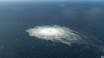 Das vom dänischen Verteidigungskommando zur Verfügung gestellte Foto zeigt das Nord-Stream-2-Gasleck in der Nähe von Bornholm. (Foto: -/Danish Defence Command/dpa)